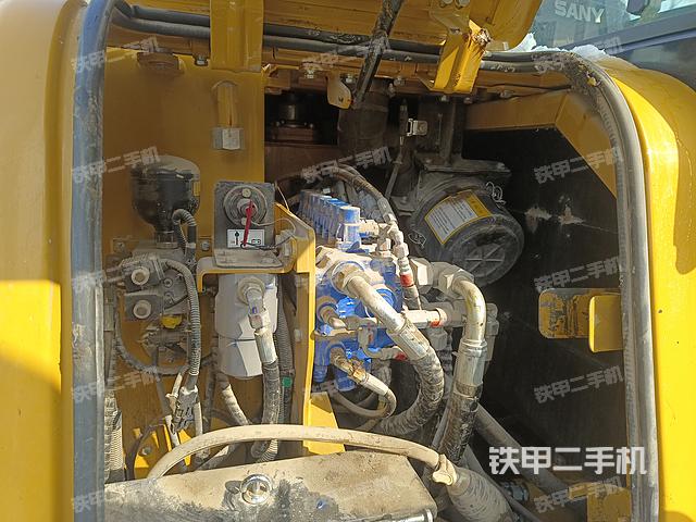 回轉(zhuǎn)馬達和主控閥(整機外觀) 回轉(zhuǎn)馬達和主控閥(整機外觀)