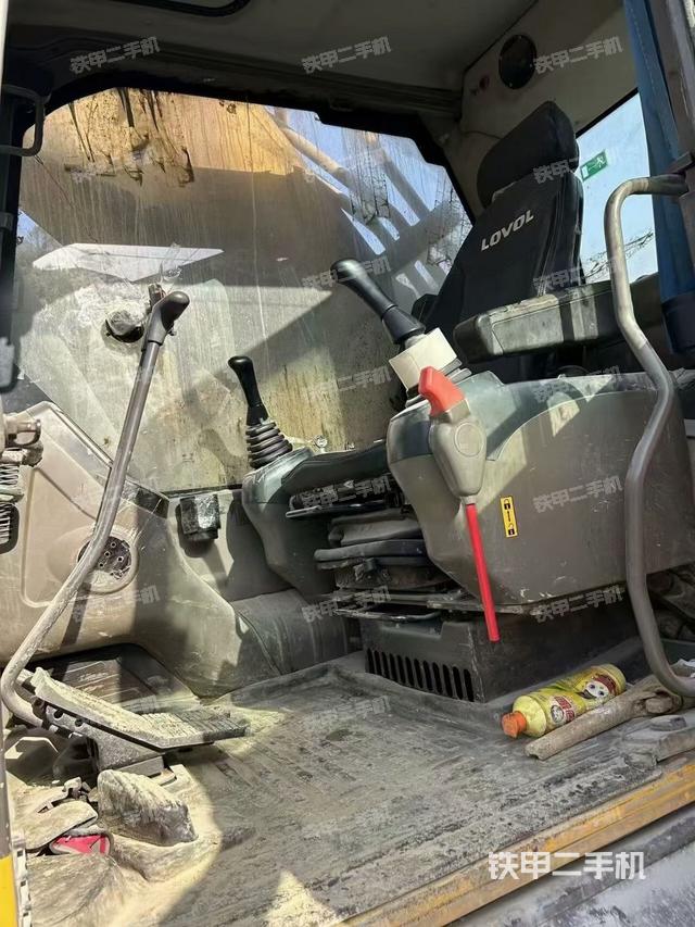 駕駛室整體(整機(jī)外觀) 駕駛室整體(整機(jī)外觀)