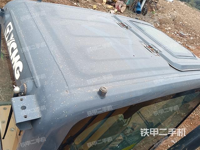駕駛室頂部(整機(jī)外觀) 駕駛室頂部(整機(jī)外觀)