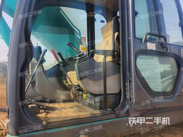 駕駛室整體(整機(jī)外觀) 駕駛室整體(整機(jī)外觀)