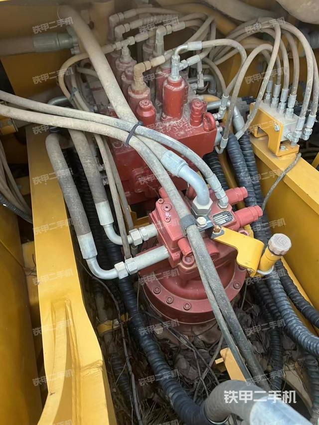 回转马达和主控阀（整机外观）