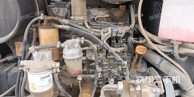 液壓泵艙室正面整體(整機外觀) 液壓泵艙室正面整體(整機外觀)