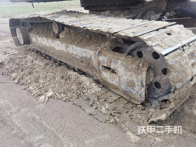 單側(cè)履帶整體(整機(jī)外觀) 單側(cè)履帶整體(整機(jī)外觀)