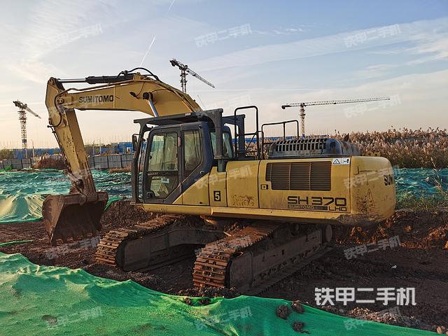 駕駛室整體(整機(jī)外觀) 駕駛室整體(整機(jī)外觀)