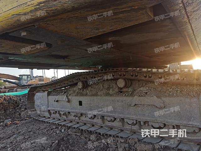 單側(cè)履帶整體(整機(jī)外觀) 單側(cè)履帶整體(整機(jī)外觀)