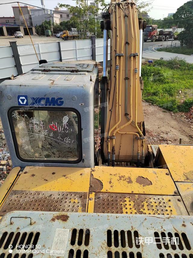 駕駛室頂部(整機(jī)外觀) 駕駛室頂部(整機(jī)外觀)