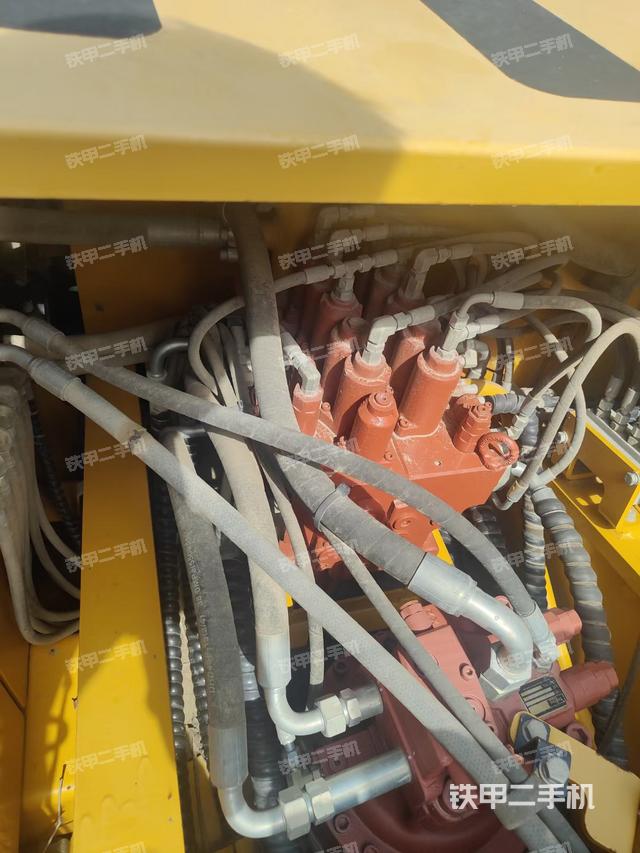 液压泵舱室正面整体（整机外观）