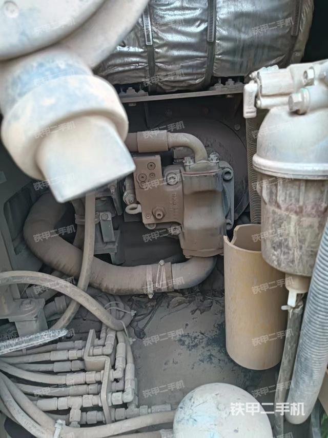 液壓泵艙室正面整體(整機(jī)外觀) 液壓泵艙室正面整體(整機(jī)外觀)