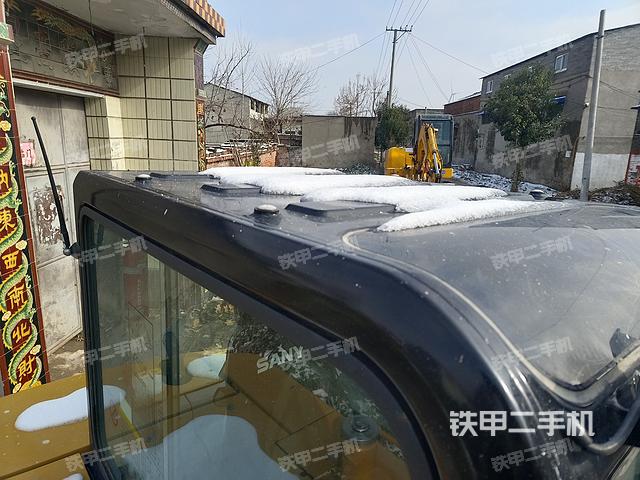 駕駛室頂部(整機外觀) 駕駛室頂部(整機外觀)