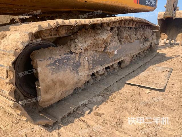 單側(cè)履帶整體(整機(jī)外觀) 單側(cè)履帶整體(整機(jī)外觀)