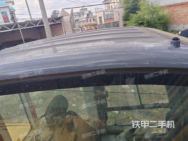 駕駛室頂部(整機(jī)外觀) 駕駛室頂部(整機(jī)外觀)