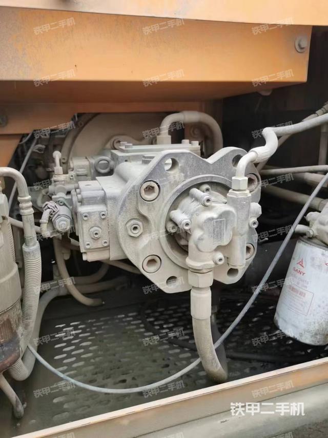 液壓泵艙室正面整體(整機外觀) 液壓泵艙室正面整體(整機外觀)