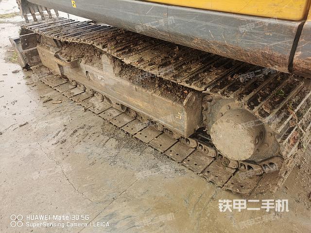 單側(cè)履帶整體(整機(jī)外觀) 單側(cè)履帶整體(整機(jī)外觀)