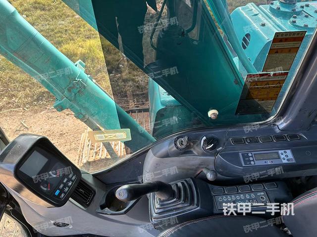 駕駛室整體(整機(jī)外觀) 駕駛室整體(整機(jī)外觀)