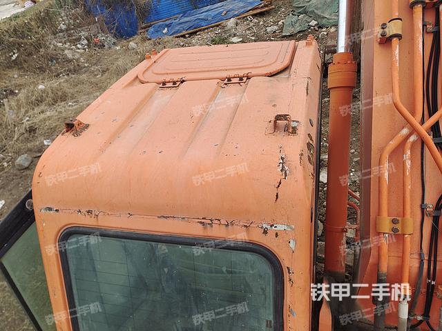 駕駛室頂部(整機(jī)外觀) 駕駛室頂部(整機(jī)外觀)