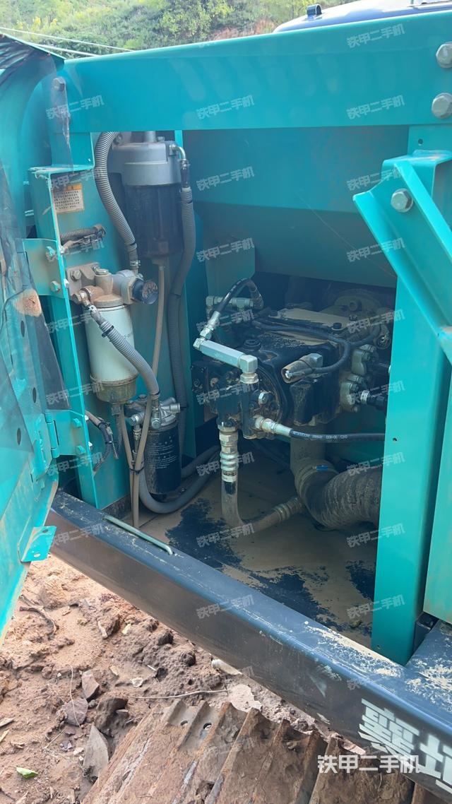 液壓泵艙室正面整體(整機(jī)外觀) 液壓泵艙室正面整體(整機(jī)外觀)