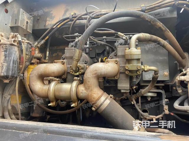 液壓泵艙室正面整體(整機外觀) 液壓泵艙室正面整體(整機外觀)