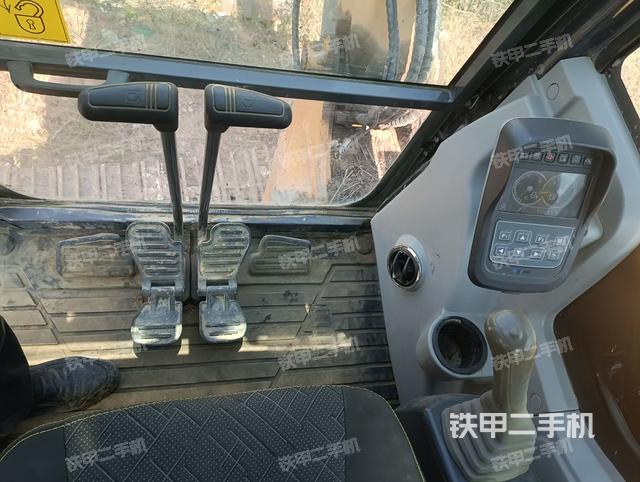 駕駛室整體(整機外觀) 駕駛室整體(整機外觀)