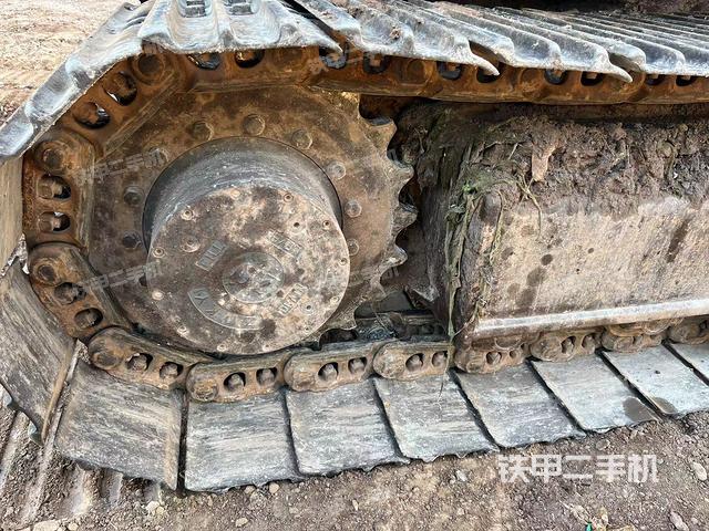 單側(cè)履帶整體(整機(jī)外觀) 單側(cè)履帶整體(整機(jī)外觀)