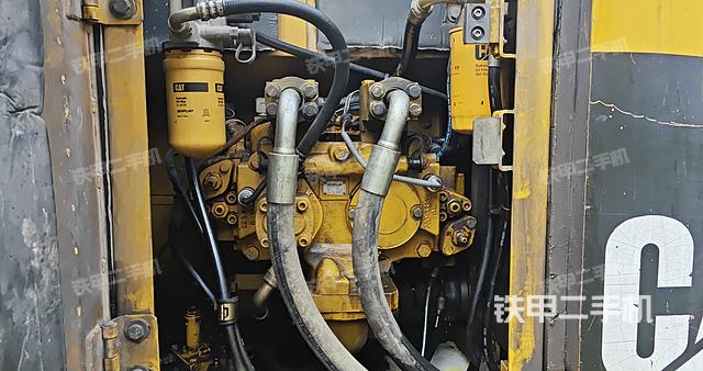 液壓泵艙室正面整體(整機(jī)外觀) 液壓泵艙室正面整體(整機(jī)外觀)