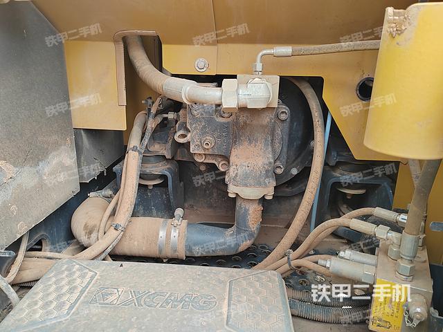 液壓泵艙室正面整體(整機(jī)外觀) 液壓泵艙室正面整體(整機(jī)外觀)
