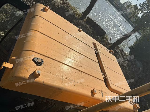 駕駛室頂部(整機外觀) 駕駛室頂部(整機外觀)