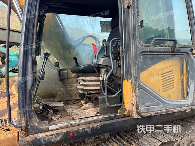 駕駛室整體(整機(jī)外觀) 駕駛室整體(整機(jī)外觀)