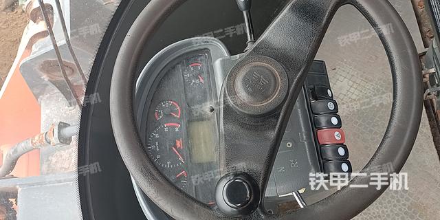 駕駛室操作臺(tái)(整機(jī)外觀及大件) 駕駛室操作臺(tái)(整機(jī)外觀及大件)