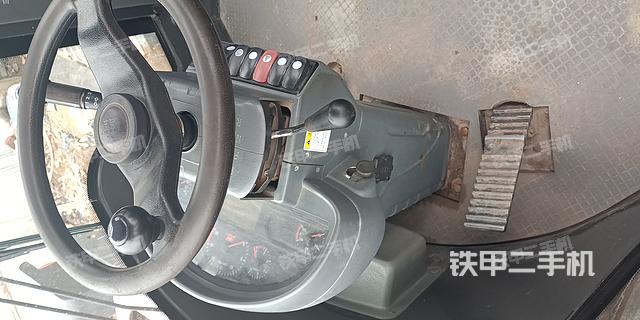 駕駛室工作臺(tái)(整機(jī)外觀及大件) 駕駛室工作臺(tái)(整機(jī)外觀及大件)