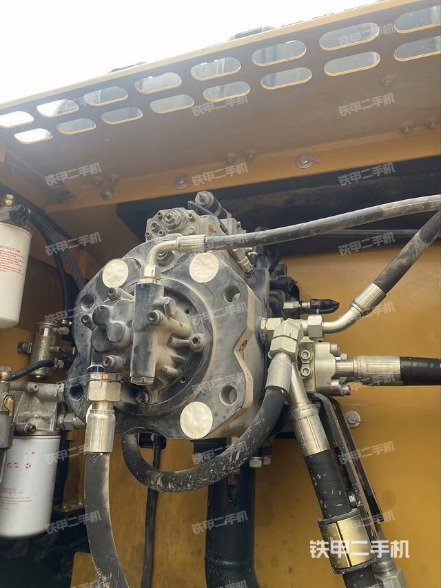 液壓泵艙室正面整體(整機外觀) 液壓泵艙室正面整體(整機外觀)