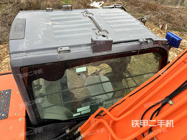 駕駛室頂部(整機(jī)外觀) 駕駛室頂部(整機(jī)外觀)