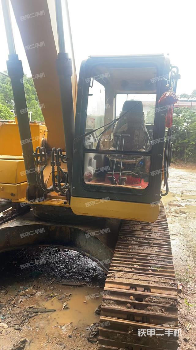 駕駛室整體(整機(jī)外觀) 駕駛室整體(整機(jī)外觀)