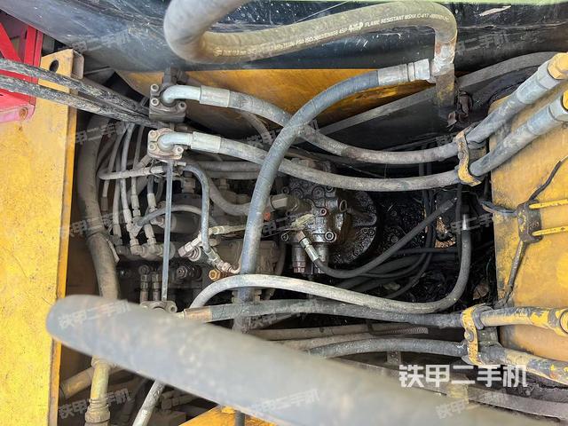 回轉(zhuǎn)馬達(dá)和主控閥(整機(jī)外觀) 回轉(zhuǎn)馬達(dá)和主控閥(整機(jī)外觀)