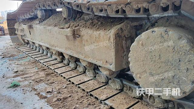 單側(cè)履帶整體(整機(jī)外觀) 單側(cè)履帶整體(整機(jī)外觀)