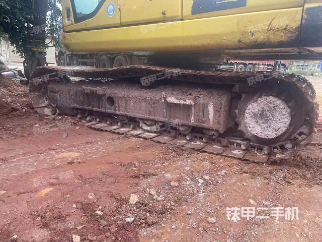 單側(cè)履帶整體(整機(jī)外觀) 單側(cè)履帶整體(整機(jī)外觀)