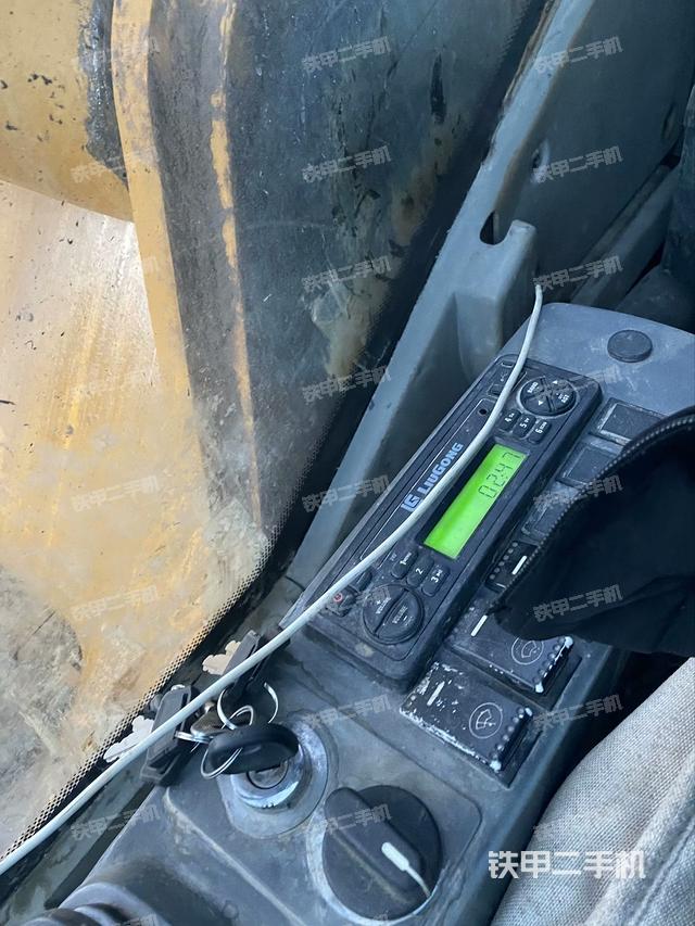 駕駛室整體(整機(jī)外觀) 駕駛室整體(整機(jī)外觀)