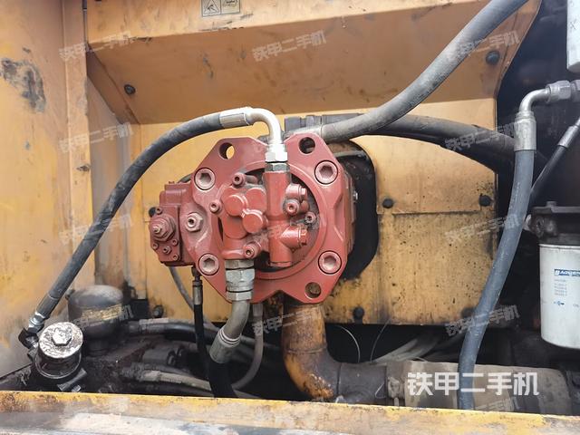 液壓泵艙室正面整體(整機外觀) 液壓泵艙室正面整體(整機外觀)