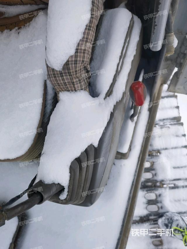 行走控制手柄和踏板 俯拍（驾驶室部分）