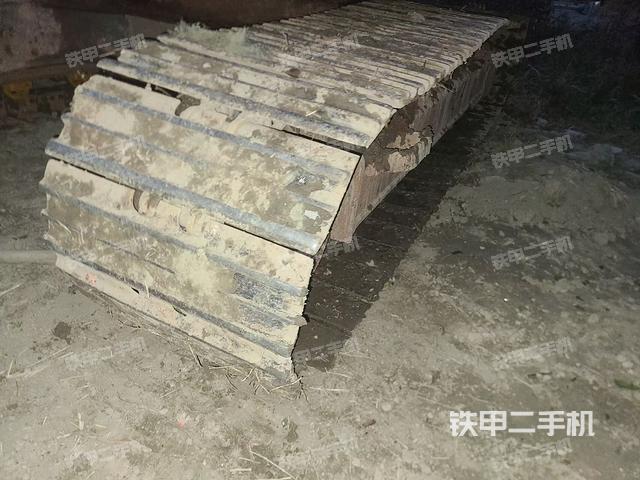單側(cè)履帶整體(整機(jī)外觀) 單側(cè)履帶整體(整機(jī)外觀)
