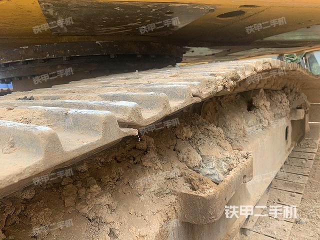 單側(cè)履帶整體(整機(jī)外觀) 單側(cè)履帶整體(整機(jī)外觀)