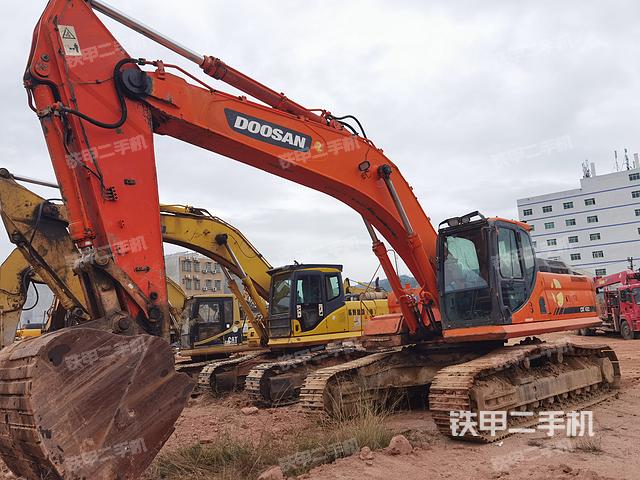 斗山DX380LC挖掘機(jī)