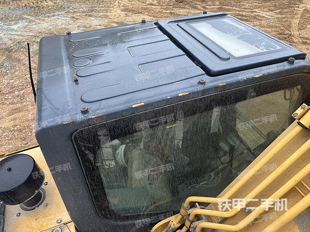 駕駛室頂部(整機(jī)外觀) 駕駛室頂部(整機(jī)外觀)