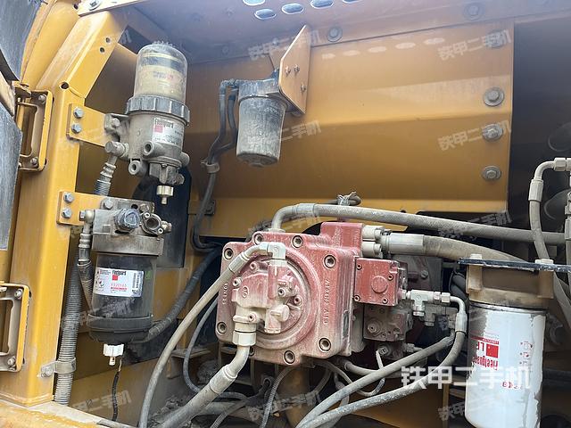 液壓泵艙室正面整體(整機(jī)外觀) 液壓泵艙室正面整體(整機(jī)外觀)