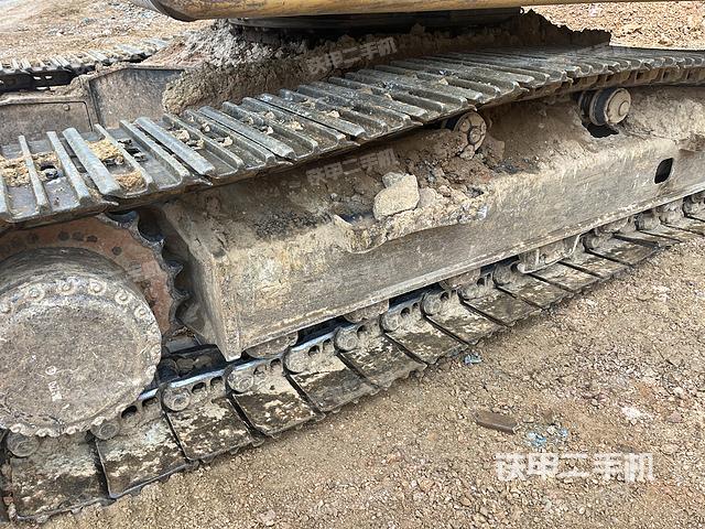 單側(cè)履帶整體(整機(jī)外觀) 單側(cè)履帶整體(整機(jī)外觀)