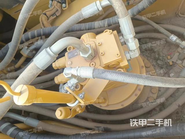 回轉(zhuǎn)馬達(dá)和主控閥(整機(jī)外觀) 回轉(zhuǎn)馬達(dá)和主控閥(整機(jī)外觀)