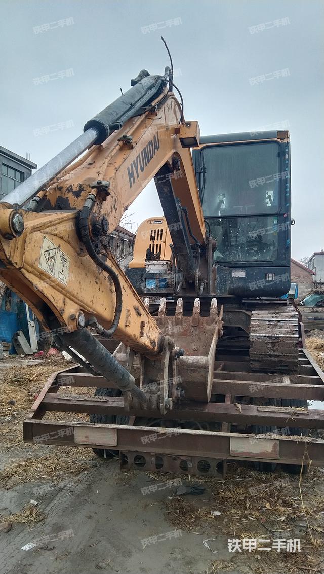 回轉(zhuǎn)馬達(dá)和主控閥（整機(jī)外觀）