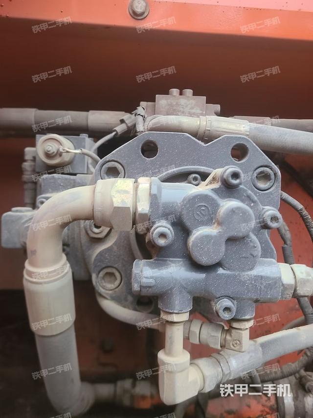 液壓泵艙室正面整體(整機(jī)外觀) 液壓泵艙室正面整體(整機(jī)外觀)