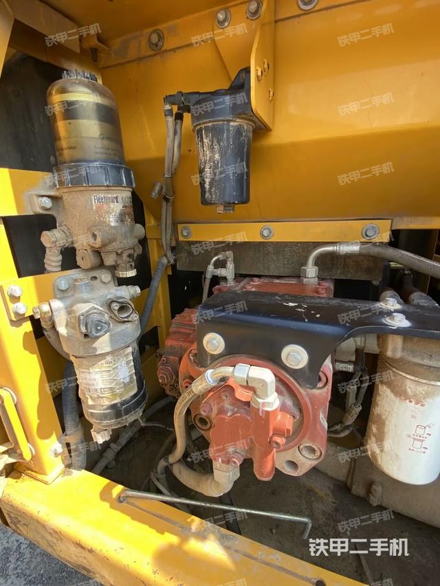 液壓泵艙室正面整體(整機(jī)外觀) 液壓泵艙室正面整體(整機(jī)外觀)