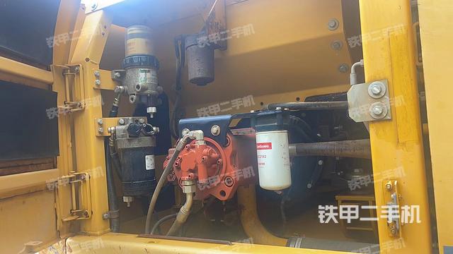 液壓泵艙室正面整體(整機外觀) 液壓泵艙室正面整體(整機外觀)