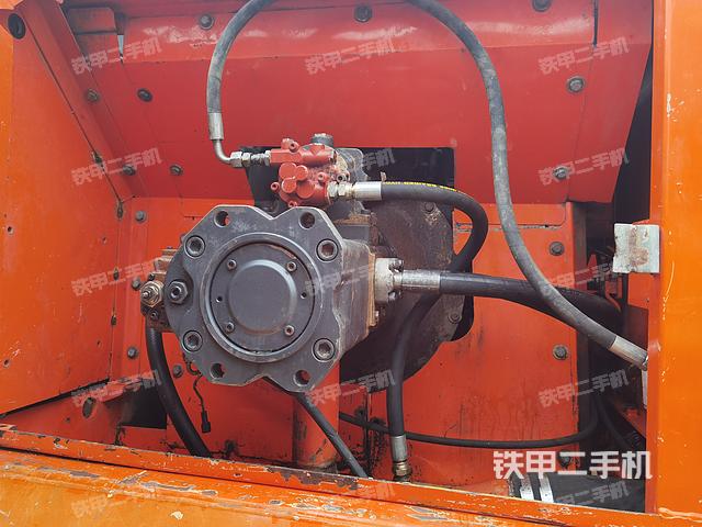 液壓泵艙室正面整體(整機(jī)外觀) 液壓泵艙室正面整體(整機(jī)外觀)